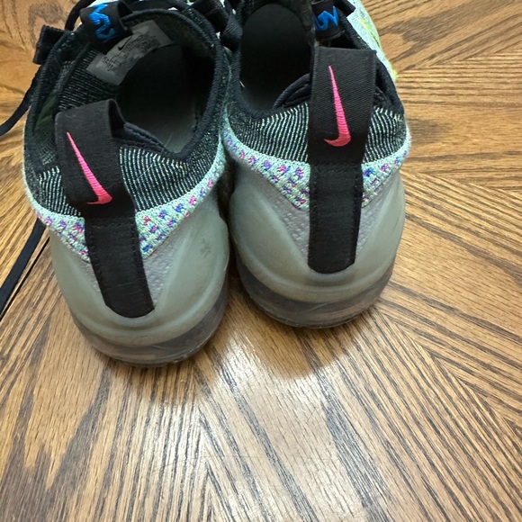 Nike VaporMax Shoes - Picture 5 of 7